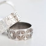 Art Clay ezüstgyurma workshopon készült 2 darab ezüstgyűrű geometrikus mintával.