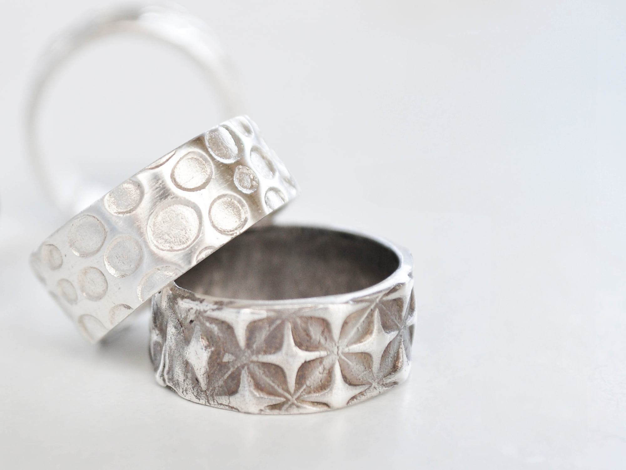 Art Clay ezüstgyurma workshopon készült 2 darab ezüstgyűrű geometrikus mintával.