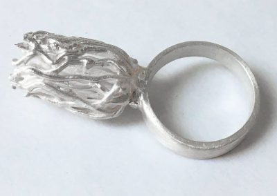 Art Clay ezüstgyurma workshop - ezüst gyűrű organikus formával díszítve, mintha csak egy szirom nőne ki a gyűrűből.