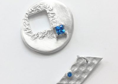 Art Clay ezüstgyurma workshop - ezüst medálok erősen kék cirkónia kövekkel