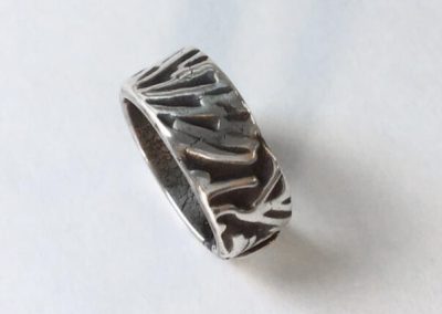 Art Clay ezüstgyurma workshop - ezüst gyűrű absztrakt mintával és antikolással, ezért a gyűrű különösen mély barázdái feketék.