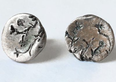 Art Clay ezüstgyurma workshop - ezüst fülbevaló pár növényi mintával és antikolással.