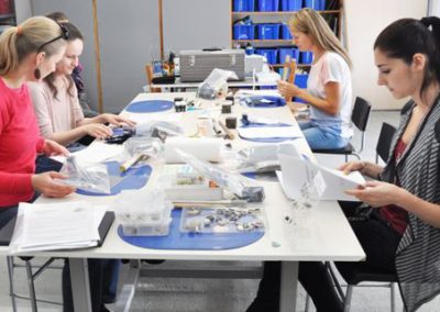 Art Clay Silver ezüstgyurma workshopon készült fotó, ahogy a résztvevők ékszert készítenek.