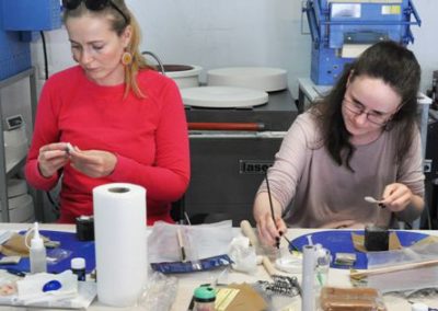 Art Clay Silver ezüstgyurma workshop résztvevői elmélyülve ezüstgyűrű díszítése közben, amit fecskendős technikával végeznek.