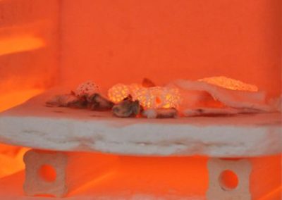 Art Clay Silver ezüstgyurma workshopon készült ezüst ékszerek a kemencében vörösen izzanak. 800 fokon kerülnek kiégetésre, mielőtt a végső formájukat elérnék.