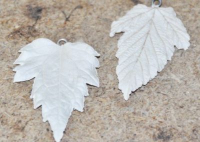 két darab art clay silver ezüstgyurma workshopon készült ezüst levelet formáló medál, valósághű erezettel.