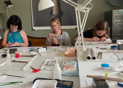 Art Clay ékszerkészítő workshop Budapesten. A résztvevők ezüst gyűrűt készítenek.