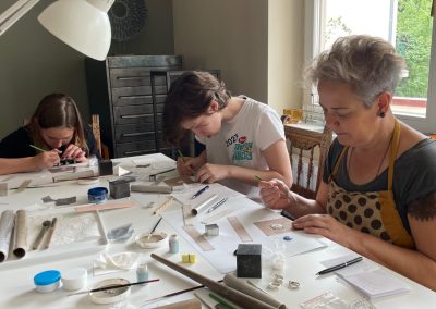 Art Clay ékszerkészítő workshop Budapesten. A fiatal résztvevők ezüst gyűrűt készítenek.
