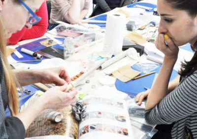 Art Clay Silver ezüstgyurma workshop Budapesten, a workshop vezetője az ezüstgyűrű készítésének technikáját mutatja be.