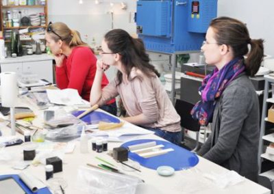 Art Clay Silver ezüstgyurma workshop Budapesten, a workshop vezetője az ezüstgyűrű készítésének technikáját mutatja be, amelyet a résztvevők figyelnek.