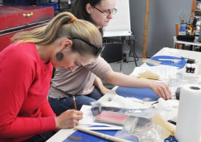 Art Clay Silver ezüstgyurma workshop résztvevői munka közben