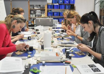 Art Clay Silver ezüstgyurma workshop hat résztvevője elmélyülve munka közben