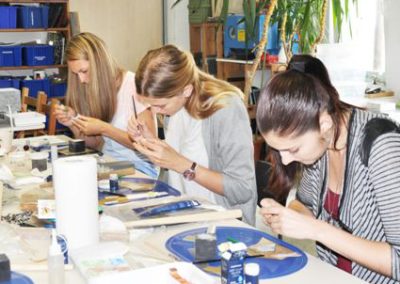 Art Clay Silver ezüstgyurma workshop résztvevői elmélyülve ezüstgyűrű készítése közben.