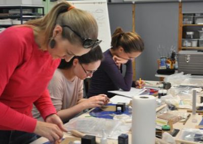 Art Clay Silver ezüstgyurma workshop résztvevői elmélyülve ezüstmedál készítése közben.