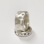Art Clay silver ezüst gyűrűk egymásra helyezve, bennük kék, fehér, zöld kövekkel