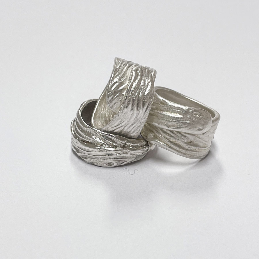Fatörzs mintás vagy másnéven feltekert ezüst gyűrűk egymáson, amelyek mindegyike Art Clay Silver ezüstékszer workshopon készült